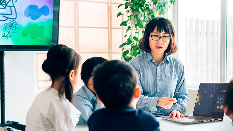 teacher-with-students