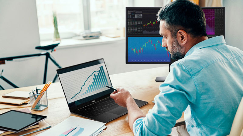 laptop-finance-charts